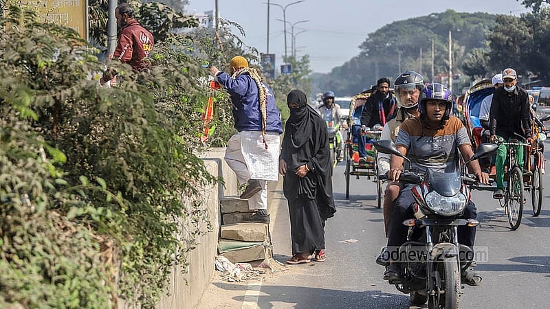 ঢাকার শের-ই-বাংলা নগরের পঙ্গু হাসপাতালের সামনে জেব্রা ক্রসিং না থাকায় মানুষ সড়ক পার হচ্ছেন বিভাজক টপকে
