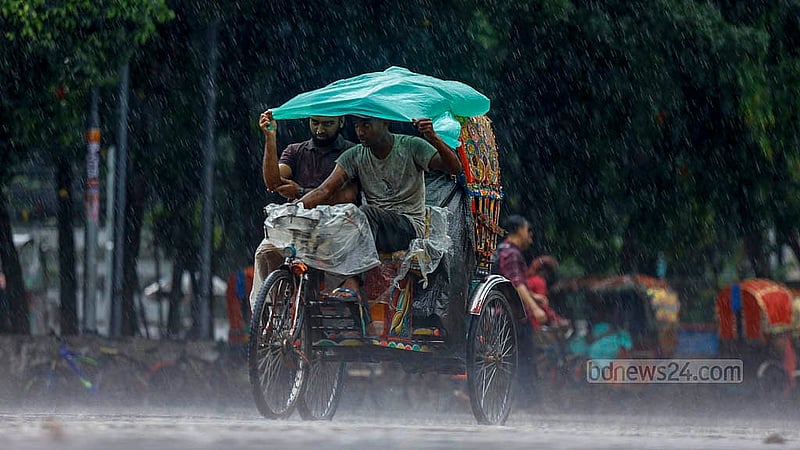 ঢাকা বিশ্ববিদ্যালয় এলাকায় সোমবার দুপুরে বৃষ্টির মধ্যে রিকশা নিয়ে ছুটছেন এক চালক; বৃষ্টি থেকে রক্ষায় পলিথিন মাথায় আরোহীরা