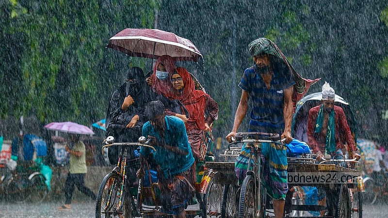 ঢাকা বিশ্ববিদ্যালয়ে এলাকায় রোববার দুপুরে আষাঢ়ী বৃষ্টির মধ্যে এক রিকশায় চেপে ছুটছেন তিনজন