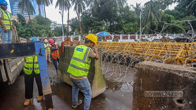 নিরাপত্তা ব্যাবস্থা জোরদারে বুধবার বঙ্গভবনের প্রবেশপথে বসানো হচ্ছে কংক্রিটের স্লাব