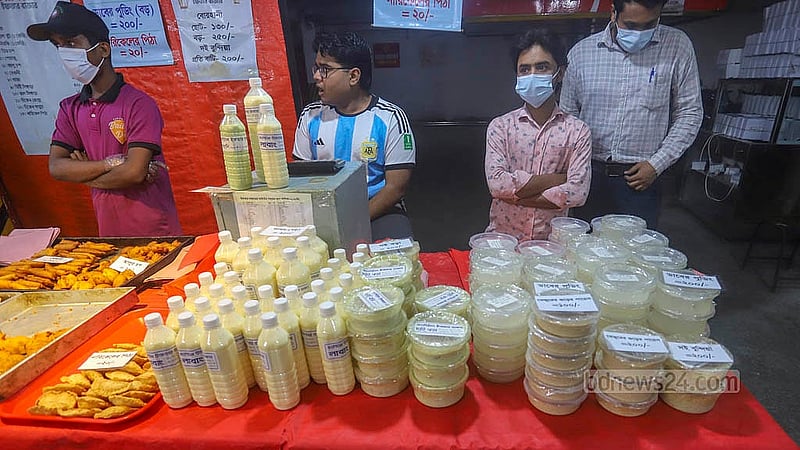 রাজধানীর বেইলি রোডে বিভিন্ন ধরনের ইফতারি