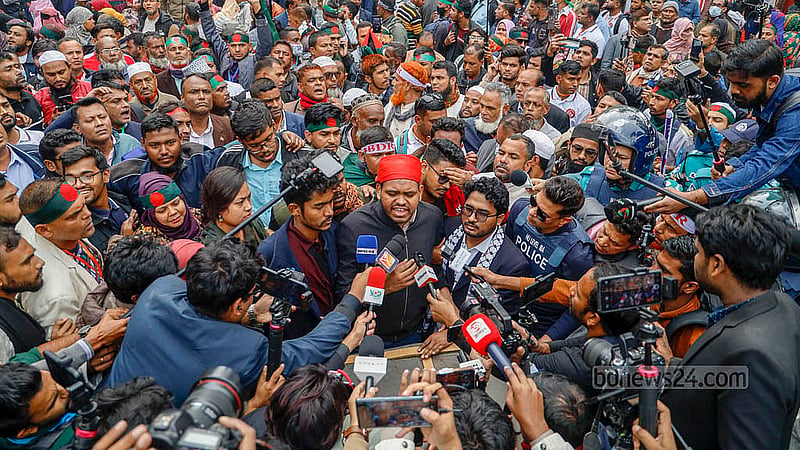 বিডিআর বিদ্রোহের ঘটনায় আটক জওয়ানদের মুক্তির দাবিতে বুধবার কেন্দ্রীয় শহীদ মিনার থেকে প্রধান উপদেষ্টার বাসভবনের দিকে পদযাত্রা শুরু হয়। শাহবাগ থানার সামনে পুলিশের বাধা পেয়ে সেখানেই অবস্থান নেন জওয়ানদের পরিবারের সদস্যরা