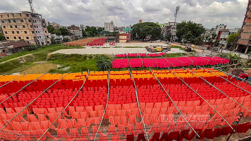 নারায়ণগঞ্জের ফতুল্লায় রয়েছে প্রায় অর্ধশতাধিক ছোটবড় ডাইং কারখানা। এসব কারখানায় কাপড় রং করার পর শুকানো হয় আশেপাশের খোলা মাঠে