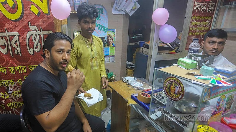 তাঁতীবাজারের সোনা-রুপার গয়নার দোকানে নববর্ষের প্রথমদিন হালখাতায় আসা গ্রাহকদের আপ্যায়ন করা হয় মিষ্টি-নিমকিসহ নানাকিছু দিয়ে। নতুন পণ্য কিনতে আসা ক্রেতাদেরও একইভাবে আপ্যায়ন করা হচ্ছে