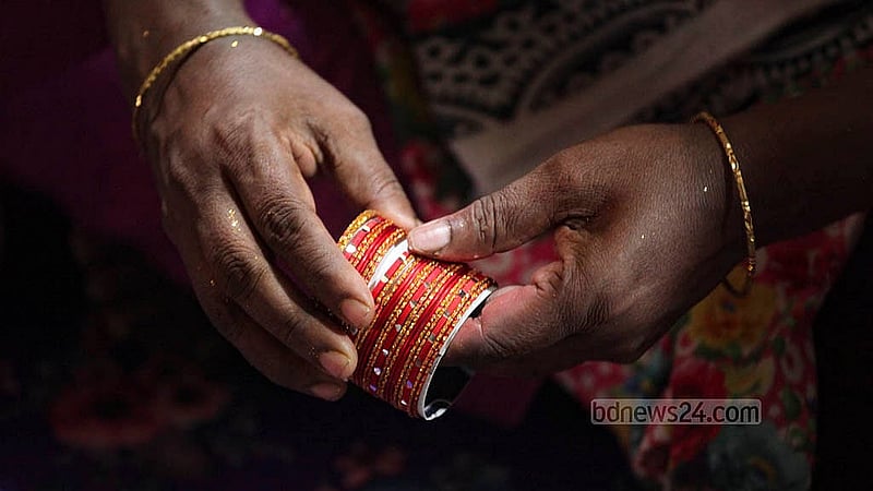 চুড়ি গুনে গুনে ‘মুঠো’ করা হচ্ছে। ঢাকার লালবাগে সিলভারের তৈরি এ ধরনের এক মুঠো চুড়ি পাইকারিতে বিক্রি হয় আট থেকে ২০ টাকায়