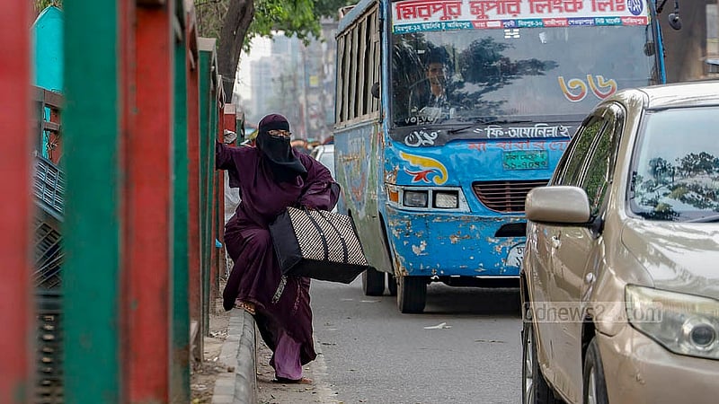 ঢাকা নিউ মার্কেটের সামনে মিরপুর রোডে চলন্ত যানবাহনের মধ্য দিয়েই পথচারীদের ঝুঁকিপূর্ণ পারাপার