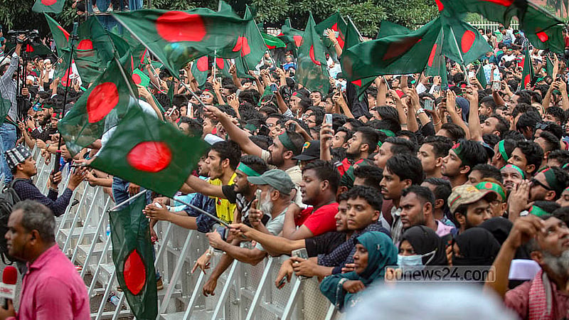 জুলাই গণঅভ্যুত্থান দিবস উদযাপনে ঢাকার মানিক মিয়া অ্যাভিনিউয়ে ‘জুলাই পুনর্জাগরণ’ অনুষ্ঠানে জাতীয় পতাকা হাতে আসেন অনেকে