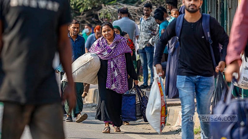 সড়ক অবরোধ হলেই বিপাকে পড়েন নগরবাসী। বিশেষ করে গণপরিবহনে যাতায়াত করা মানুষেরা। সড়ক বন্ধ থাকলে বাস বন্ধ থাকায় হেঁটে গন্তব্যে যেতে হয় তাদের