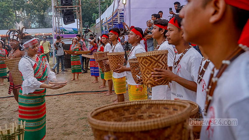 লালমাটিয়া হাউজিং সোসাইটি স্কুল অ্যান্ড কলেজ মাঠে শুক্রবার গারোরা নিজেরদের ঐতিহ্যবাহী পোশাক পরে নৃত্যের মাধ্যেমে বের করেন শোভাযাত্রা
