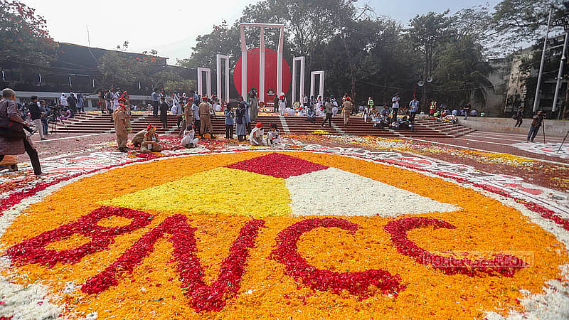 আন্তর্জাতিক মাতৃভাষা দিবসে শ্রদ্ধার ফুলে ঢেকে যায় কেন্দ্রীয় শহীদ মিনার