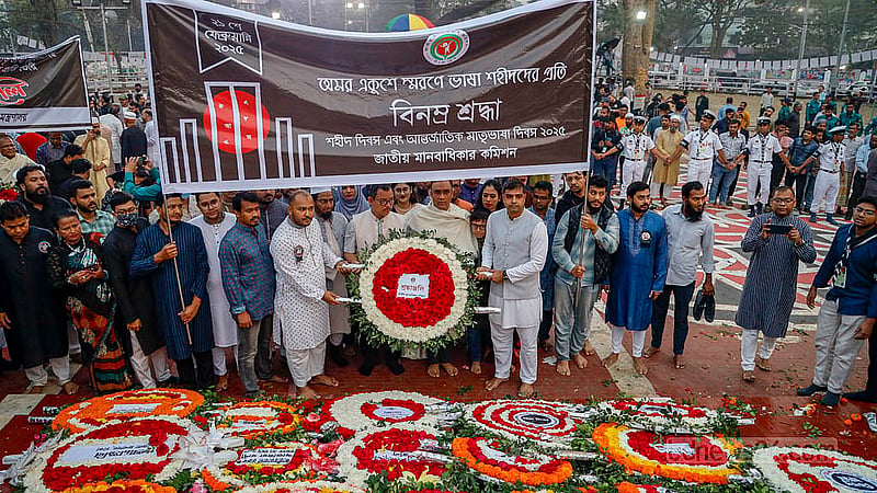 একুশে ফেব্রুয়ারির সকালে বিভিন্ন শিক্ষা প্রতিষ্ঠানের শিক্ষার্থী আর সংগঠনের সদস্যরা কেন্দ্রীয় শহীদ মিনারে আসেন প্রভাতফেরি করে