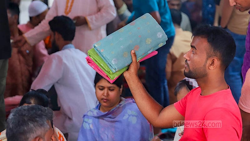 নারায়ণগঞ্জের রূপগঞ্জের নোয়াপাড়ায় সাপ্তাহিক জামদানি শাড়ির হাটে শাড়ি হাতে তাঁতিরা