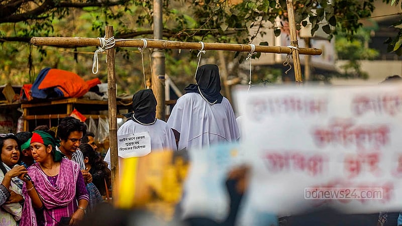 ঢাকা ও চট্টগ্রাম বিভাগে সরকারি প্রাথমিক বিদ্যালয়ে সহকারী শিক্ষক পদে নির্বাচিত ৬ হাজার ৫৩১ জনের ফল বাতিল করে হাই কোর্ট। ওই সিদ্ধান্তের প্রতিবাদ ও নিয়োগ ফিরে পাওয়ার দাবিতে শনিবার শাহবাগে প্রতীকী ফাঁসির মঞ্চ তৈরি করেন নিয়োগপ্রার্থীরা