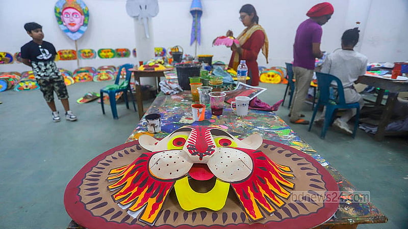 পহেলা বৈশাখ উদযাপনে ঢাকা বিশ্ববিদ্যালয়ের চারুকলা অনুষদে কাগজের তৈরি মুখোশ তৈরিতে ব্যস্ত শিক্ষার্থীরা