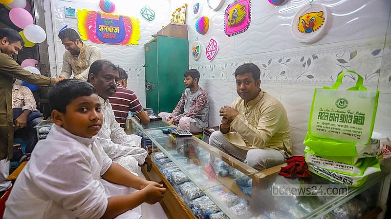 তাঁতীবাজার মূলত সোনা-রুপার গয়না বেচাকেনার জন্য পরিচিত। ফলে হালখাতার রেশ এ বাজারেই বেশি চোখে পড়ে