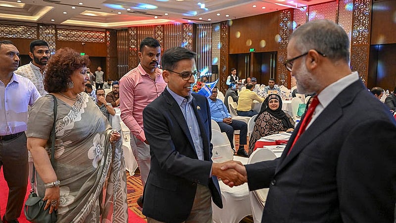 বিডিনিউজ টোয়েন্টিফোর ডটকমের ১৯ বছর পূর্তির অনুষ্ঠানে প্রধান সম্পাদক তৌফিক ইমরোজ খালিদীর সঙ্গে ভারতীয় হাই কমিশনার প্রণয় ভার্মা ও স্ত্রী মানু ভার্মা।