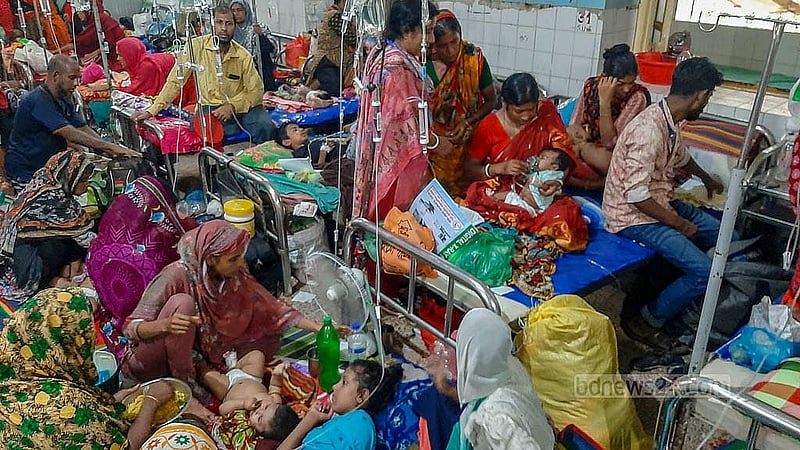 ঢাকা মেডিকেল কলেজ হাসপাতালের শিশু ওয়ার্ডে ঠান্ডাজনিত রোগীর চাপ বেড়ে যাওয়ায় একই বেডে চিকিৎসা নিচ্ছে একাধিক রোগী। ২১০ নম্বর শিশু ওয়ার্ডে ফ্লোরজুড়ে ছিল রোগী