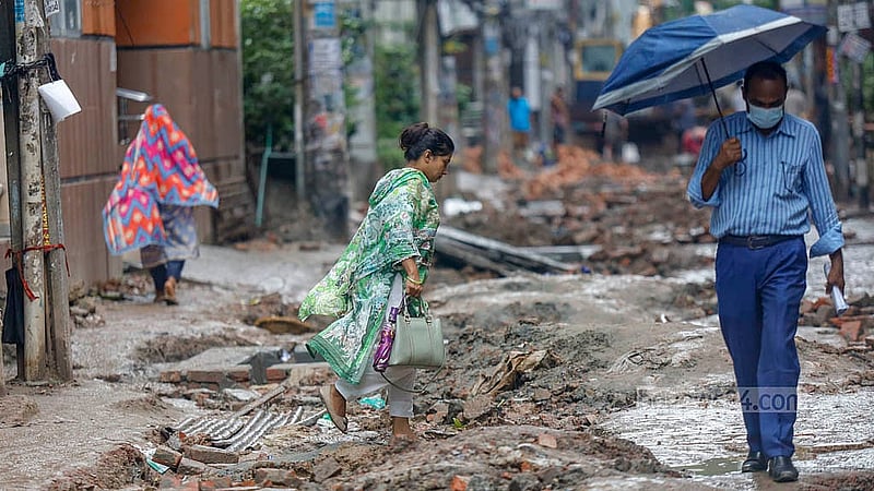 আর কে মিশন রোড়ে পয়ঃনিষ্কাশন পাইপ বসানোর জন্য কাটা হয়েছে সড়ক। ফলে স্থানীয় বাসিন্দারা চলাচলে বিপত্তিতে পড়েছেন