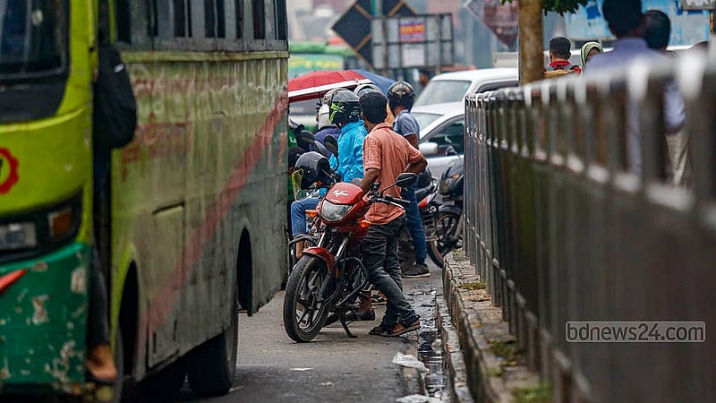 ঢাকার ব্যস্ত কাকলী মোড় এলাকায় রাস্তার পাশে মোটরসাইকেল নিয়ে দাঁড়িয়ে আছেন রাইড শেয়ারিংয়ের চালকরা