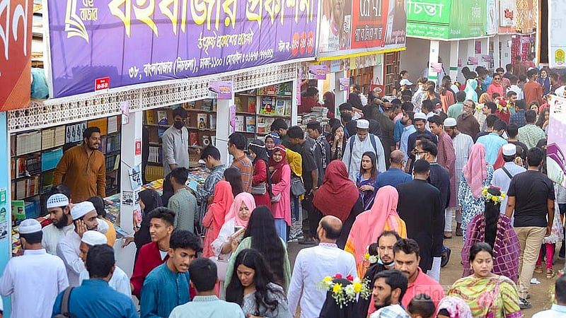 আন্তর্জাতিক মাতৃভাষা দিবসে পছন্দের বইয়ের খোঁজে মেলার স্টলে ক্রেতা-দর্শনার্থীর ভিড়