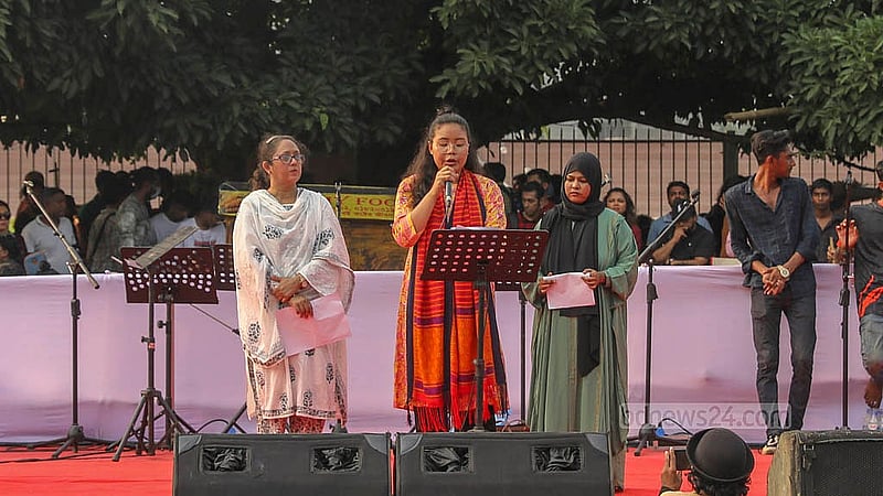 রাজধানীর মানিক মিয়া অ্যাভিনিউয়ে শুক্রবার ‘নারীর ডাকে মৈত্রী যাত্রা’ কর্মসূচিতে ঘোষণাপত্র পাঠ করেন জুলাই শহীদ পরিবারের তিন নারী সদস্য
