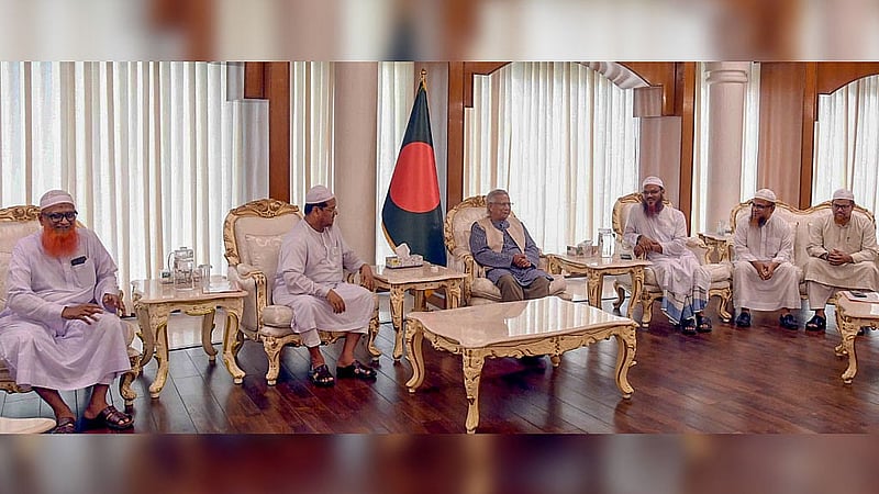 রাষ্ট্রীয় অতিথি ভবন যমুনায় শনিবার প্রধান উপদেষ্টা মুহাম্মদ ইউনূসের সঙ্গে রাজনৈতিক দলগুলোর আলোচনায় ইসলামী আন্দোলন বাংলাদেশের আমির চরমোনাই পীর রেজাউল করীম।