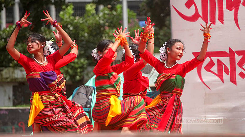 বিশ্ব আদিবাসী দিবস উপলক্ষে শনিবার কেন্দ্রীয় শহীদ মিনার প্রাঙ্গণে ‘বাংলাদেশ আদিবাসী ফোরামের’ অনুষ্ঠানে নৃত্য পরিবেশন করেন বিভিন্ন প্রান্তের ক্ষুদ্র নৃ-গোষ্ঠীরা