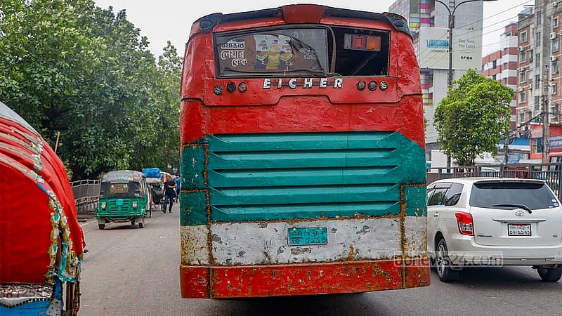 ঢাকায় চলা বাসের বাম্পার থেকে শুরু করে বডি-সব জায়গায় জোড়াতালিই চোখে পড়ে