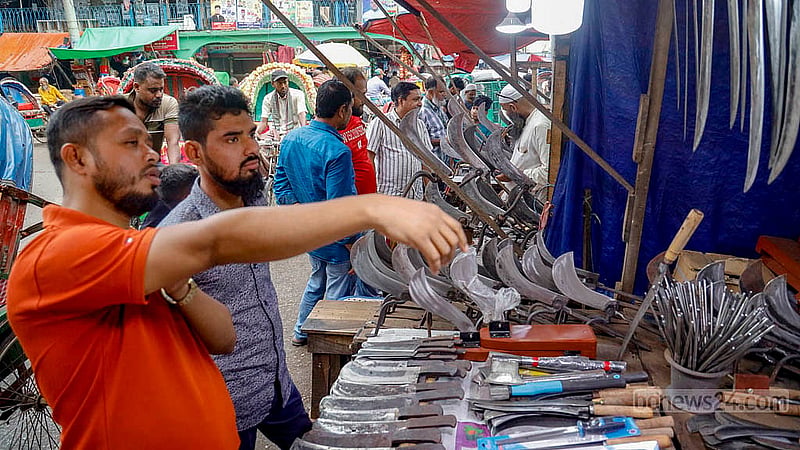 ঢাকার কারওয়ান বাজারে কামারের দোকান থেকে কোরবানির পশু জবাইয়ের ছুরি-চাকু-বটি কিনছেন ক্রেতারা