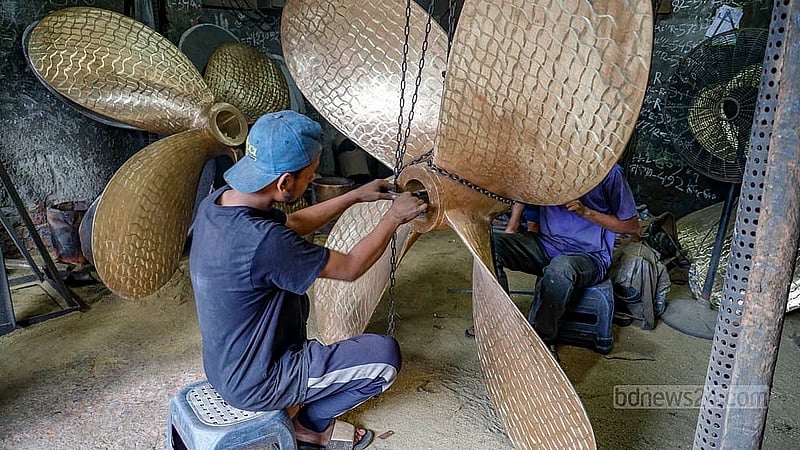 ঢাকার কেরাণীগঞ্জের চরকালীগঞ্জে প্রপেলার তৈরির কারখানায় তৃতীয় ধাপে করা হয় পলিশের কাজ। এ ধাপে প্রপেলারকে সুক্ষ্মভাবে মসৃণ করা হয়ে থাকে