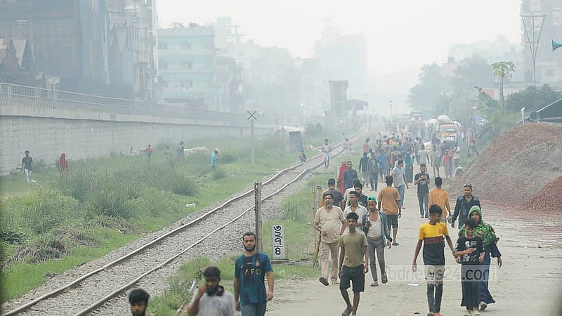 ঢাকায় রোববার বেলা ১১টার দিকে আইকিউআই স্কোর ছিল ১৬৮, যা মানুষের জন্য অস্বাস্থ্যকর হিসেবে বিবেচনা করা হয়।  দেখতে ঘন কুয়াশার মতো হলেও এগুলো কারখানা থেকে নির্গত ধোঁয়া। ঢাকার শ্যামপুর এলাকা থেকে তোলা
