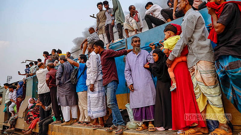 জয়দেবপুর রেলওয়ে স্টেশন থেকে জামালপুরের উদ্দেশে যাবে ট্রেনটি; বগিতে উঠতে না পেরে ইঞ্জিনের সামনে শিশুসহ দাঁড়িয়ে নারীরা