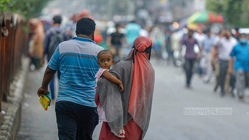 শাহবাগ মোড়ে ছাত্রদলের অবস্থান কর্মসূচির কারণে আশপাশের সড়কে যান চলাচল বন্ধ হয়ে যায়। ফলে একরকম বাধ্য হয়ে শিশুকে কোলে নিয়ে হেঁটে গন্তব্যে রওনা হন এক নারী