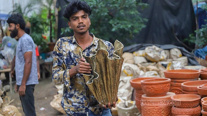চট্টগ্রামের লালদীঘি মাঠে বলীখেলা ঘিরে আয়োজিত বৈশাখী মেলায় মৃৎশিল্প ও কারুপণ্য নিয়ে হাজির হবেন ঢাকা বিশ্ববিদ্যালয়ের দোয়েল চত্বরের ব্যবসায়ীরা