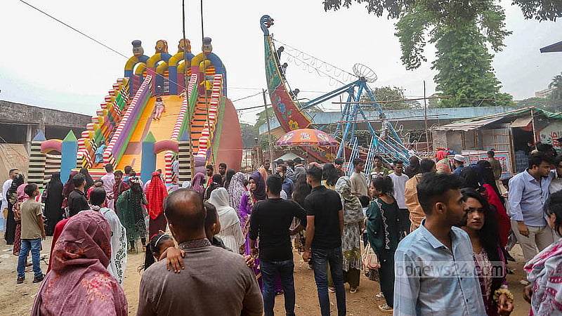 শাহবাগে শিশু পার্কের সামনে অস্থায়ী বিনোদন কেন্দ্রে শুক্রবার সব বয়সী মানুষের ভিড় দেখা যায়