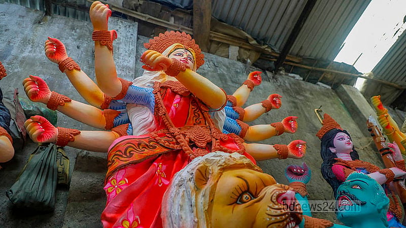 দুর্গাপূজা উপলক্ষে প্রস্তুত দেবীর প্রতিমা। এখন অপেক্ষা মন্দিরে পাঠানোর। ঢাকার বাংলাবাজার এলাকা থেকে তোলা