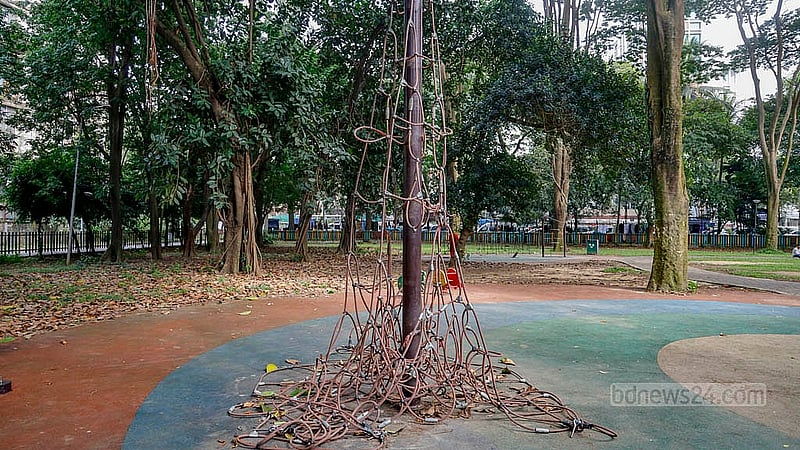 ঢাকার রমনা পার্কের শিশু কর্নারের ক্লাইম্বিং রোপের সব আংটা ছিঁড়ে গেছে