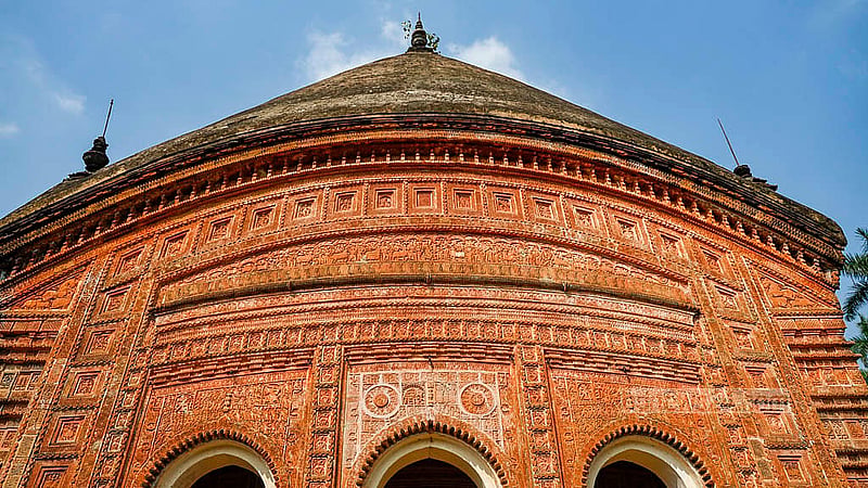 রাজশাহীর পুঠিয়ার চারআনি রাজবাড়িতে রয়েছে ছোট গোবিন্দ মন্দির, যার টেরাকোটা নকশা এখন বিলীনের পথে। পাশেই রয়েছে আরও দুটি মন্দির
