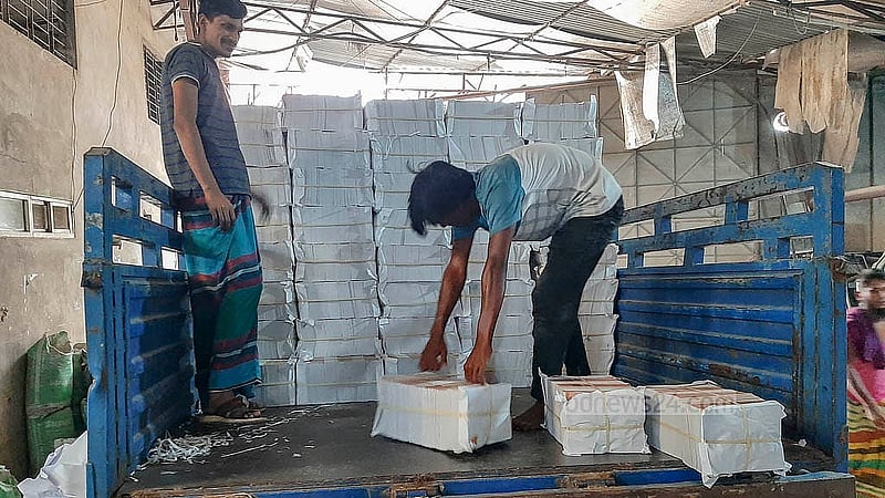 ঢাকার মাতুয়াইল এলাকার একটি ছাপাখানায় প্রস্তুত বই নিয়ে যাওয়া হচ্ছে ট্রাকে করে