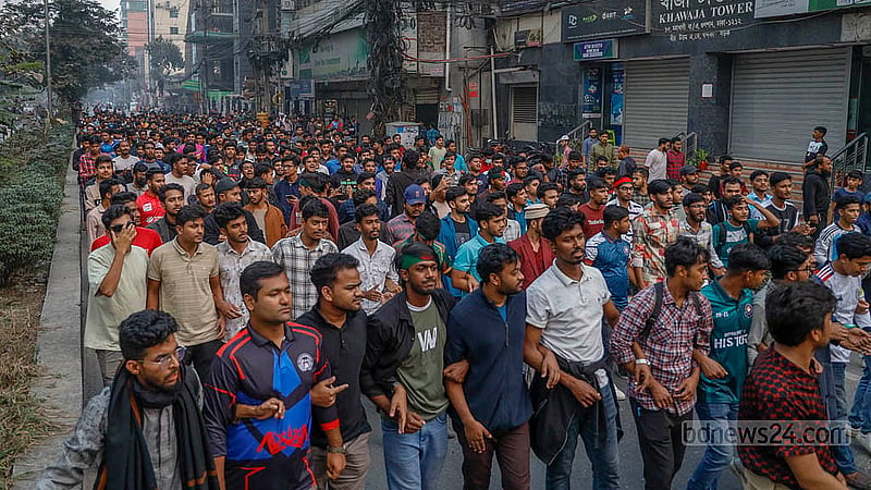 স্বতন্ত্র বিশ্ববিদ্যালয়ের স্বীকৃতিসহ সাত দাবিতে শনিবার বিকালে ক্যাম্পাসের সামনে থেকে মিছিল বের করেন সরকারি তিতুমীর কলেজের শিক্ষার্থীরা