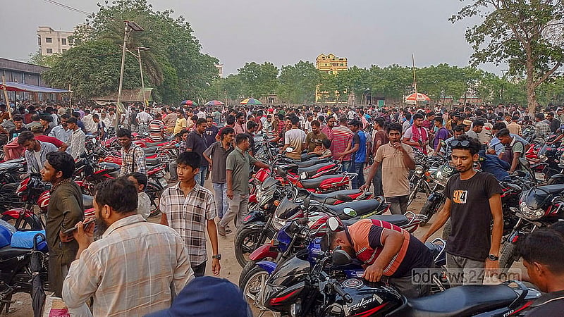 চুয়াডাঙ্গার আলমডাঙ্গার পুরনো মোটরসাইকেলের হাটে ৭০০-৮০০ মোটরসাইকেল ওঠে। এর মধ্যে প্রতি হাটে ১০০টিরও বেশি বিক্রি হয়