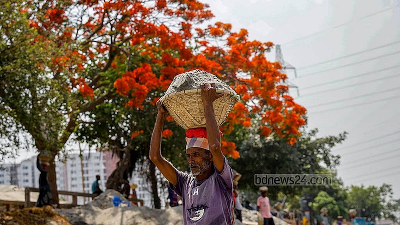 বালু শ্রমিকদের দৈনিক মজুরি নির্ধারণ হয় প্রতি টুকরি হিসেবে। বাল্কহেড থেকে বালু তুলতে টুকরি প্রতি তারা পান আড়াই টাকা। ভোর থেকে সন্ধ্যা অবধি প্রতিদিন চলে তাদের এই কাজ। মে দিবস নিয়ে কিছু তাদের জানা নেই