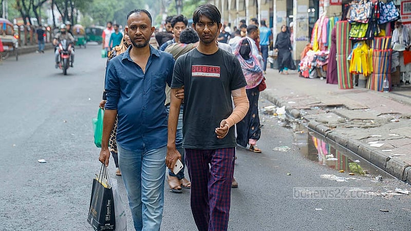 হাতে ব্যান্ডেজ নিয়ে হাসপাতালে থেকে বের হয়েছেন বাসায় ফিরবেন বলে।  কিন্তু শাহবাগে ছাত্রদলের অবস্থান কর্মসূচি চলায় কোনো যানবাহন না পেয়ে হেঁটেই রওনা হতে হয় তাদের