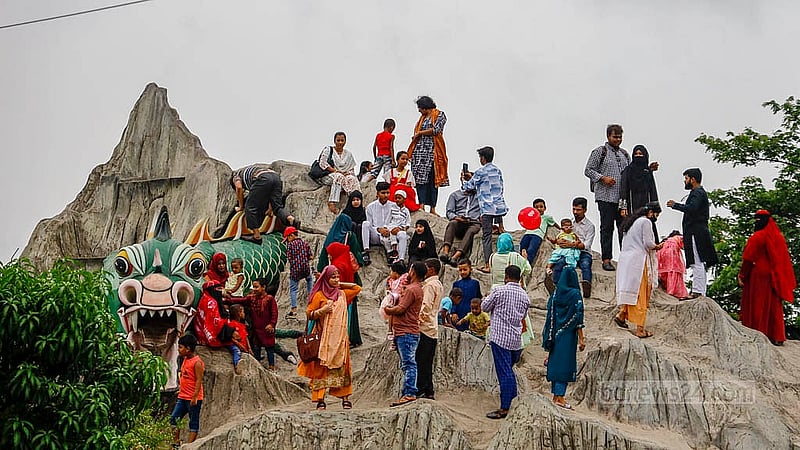ঢাকার শ্যামলীর ডিএনসিসি ওয়ান্ডারল্যান্ড পার্কে ঈদের তৃতীয় দিন বুধবার শিশুদের সঙ্গে বড়দের ভিড়ও ছিল দেখার মত