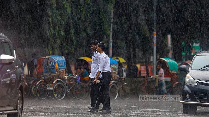 ঢাকা বিশ্ববিদ্যালয় ক্যাম্পাসে বৃহস্পতিবার বৃষ্টিতে ভিজে ভিজে বাড়ির পথে শিক্ষার্থীরা