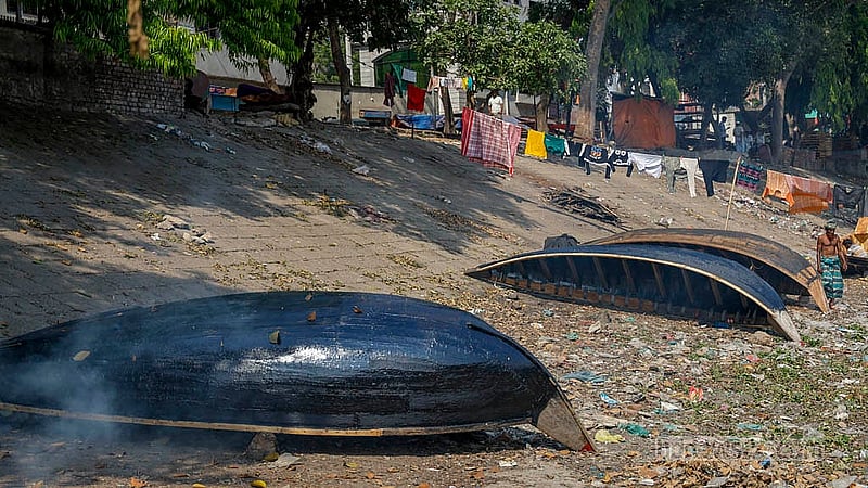 নৌকা তৈরি বা মেরামত শেষ হলে দেওয়া হয় আলকাতরা। আলকাতরা শুকানোর জন্য বেশ কয়দিন সময় লাগে। মূলত এজন্যই নৌকাগুলো নদীর তীরে মেরামত করা হয়। বর্ষা মৌসুম আসার আগ পর্যন্ত চলবে এই মেরামত