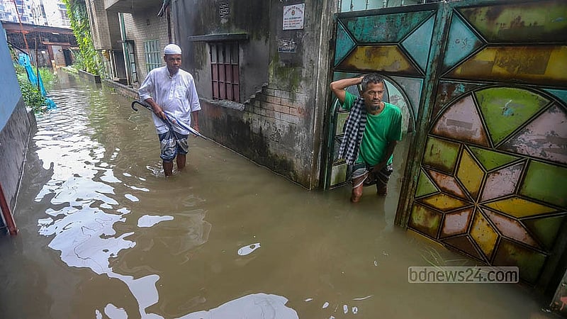 পানিতে তলিয়ে আছে চলাচলের সড়ক ও বাড়িঘর; শনিবারের বৃষ্টিতে ডেমরার মুসলিম নগর এলাকায় তৈরি হয় এমন জলাবদ্ধতা
