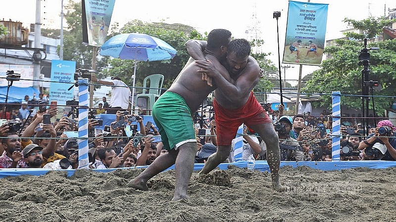 চট্টগ্রামের লালদীঘি ময়দানে শুক্রবার জব্বারের বলী খেলায় লড়ছেন কুমিল্লার দুই কুস্তিগীর বাঘা শরীফ ও রাশেদ