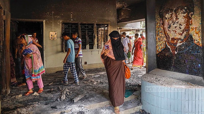 ধানমন্ডির ৩২ নম্বরে বঙ্গবন্ধু শেখ মুজিবুর রহমান স্মৃতি জাদুঘরের প্রবেশ পথে থাকা বঙ্গবন্ধুর প্রতিকৃতি ভাঙচুর করে