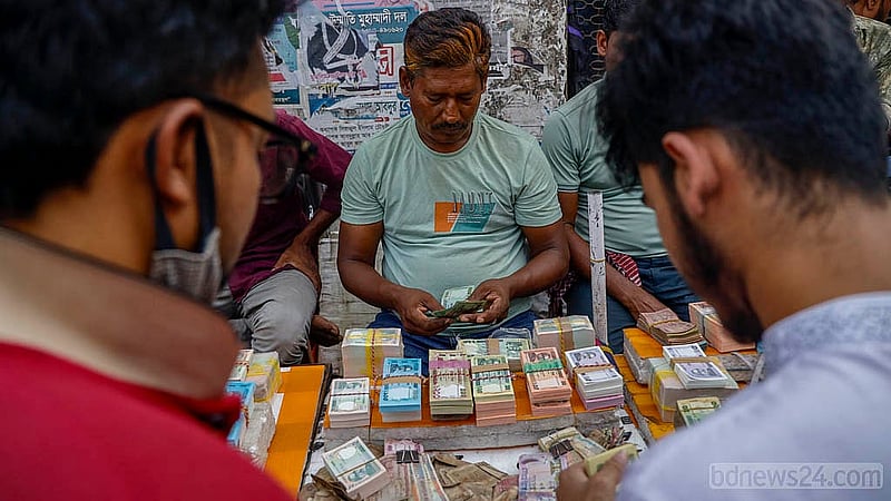 গুলিস্তানে নতুন টাকার দোকানে বান্ডেল এবার বিক্রি হচ্ছে চড়া দামে। ছোট নোটের দাম বেশি। পাঁচ টাকার একটি বান্ডেলের (৫০০ টাকা) জন্য গুনতে হচ্ছে ৮০০ টাকা